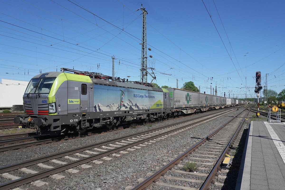 MOVE ist nicht n�r Englisch vor  bewegt euch  aber auch der Sattelaufliegerbetrieber deren Zug am 30 April 2026 durch BLS 475 408 durch Neuwied gezogen wird nach K�ln. 
