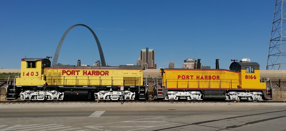 MP15AC ist wohl die genaue Bezeichnung dieser schönen Lok der St Louis Port Harbour Company. Nummer 1403 steht in East St Louis IL. Hier noch zusammen mit der 8166 . Auf der anderen Seite des Mississippi steht der Arch of St Louis MO 192 Meter hoch. Gespechtet am Morgen des 3 April 2021.