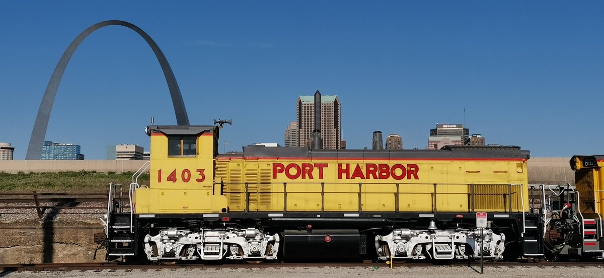 MP15AC ist wohl die genaue Bezeichnung dieser schönen Lok der St Louis Port Harbour Company. Nummer 1403 steht in East St Louis IL. Auf der anderen Seite des Mississippi steht der Arch of St Louis MO 192 Meter hoch. Gespechtet am Morgen des 3 April 2021.
