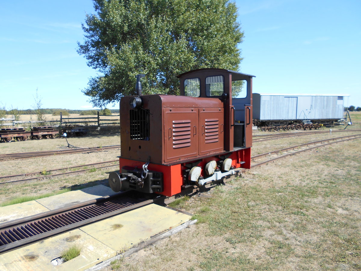 MPSB Diesellok,am 18.August 2018,in der Sommerhitze vor dem Lokschuppen in Schwichtenberg.