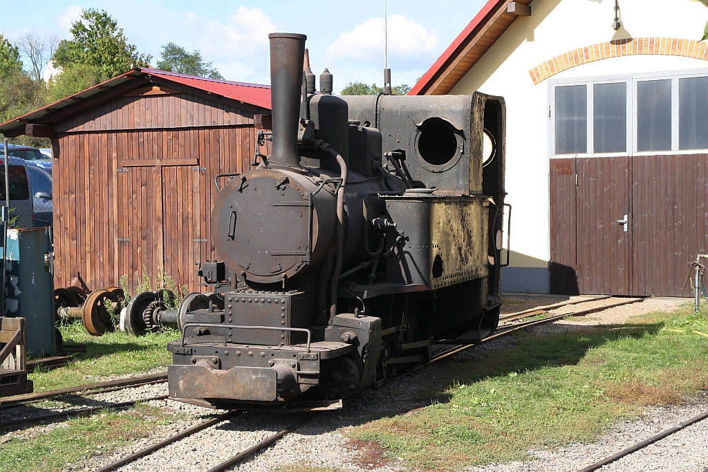 MPZ  3  (Cn2t, Breitfeld Danek, Type RIIIc, Bauj. 1919, Fab.Nr. 165) am 29.September 2018 vor dem Lokschuppen der MPZ-Endstelle Dul Jindrich.