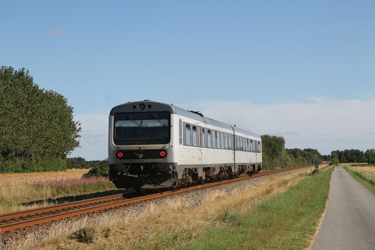 MR 4074/ MRD 4274 mit Regionalzug R 3750 Struer-Fredericia bei Nørre Kollund am 12-8-2015.