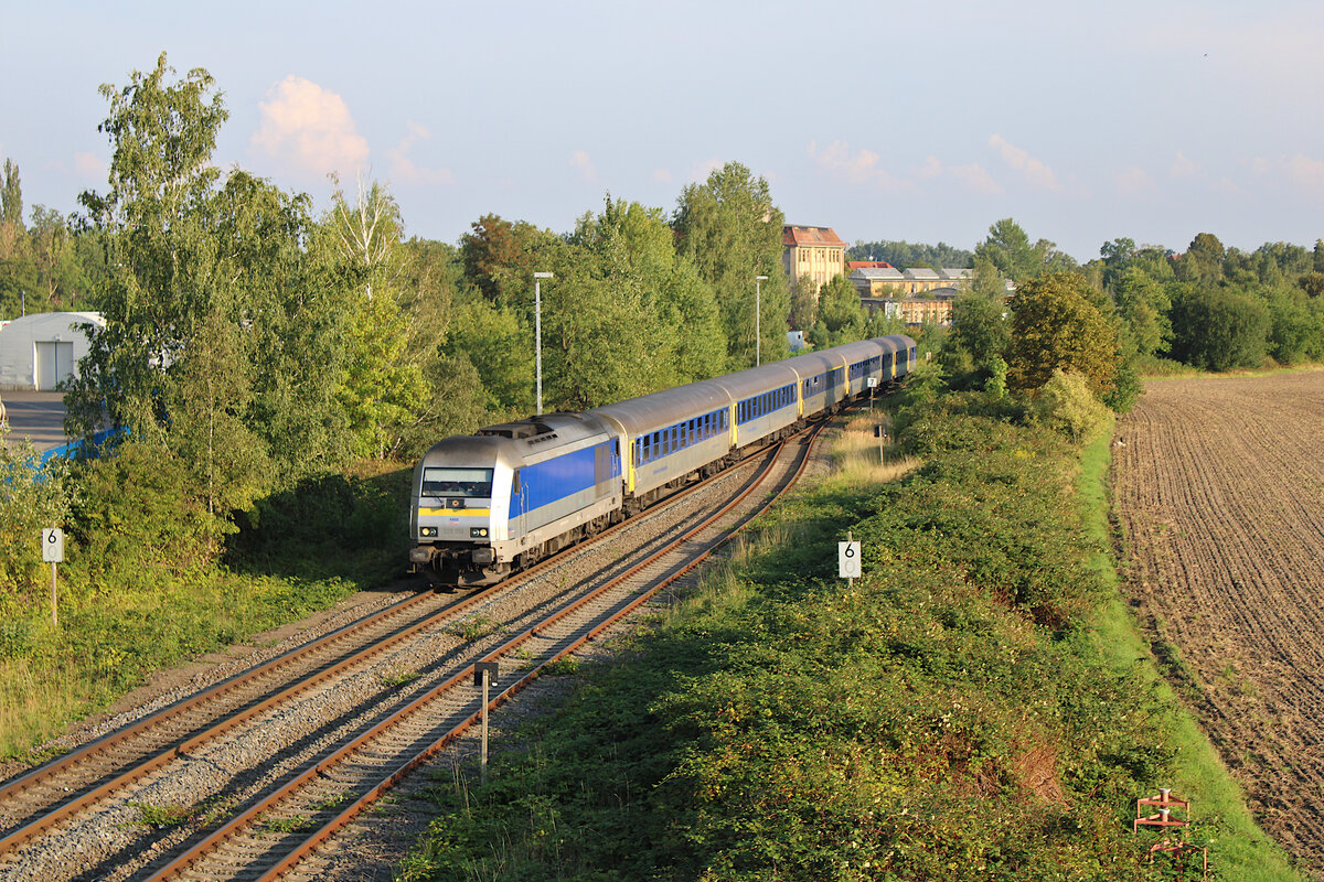 MRB 223 054 erreicht mit dem RE6 von Chemnitz Hbf nach Leipzig Hbf den Bahnhof Leipzig-Werkstättenstraße. (18.08.2023)