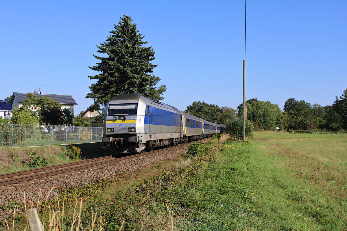 MRB 223 055 dieselt mit einem RE6 von Chemnitz Hbf nach Leipzig Hbf durch den Ort Lauterbach-Steinbach. (10.09.2023)