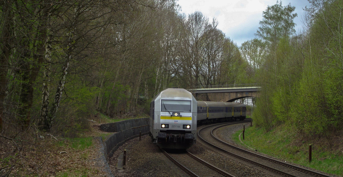 MRB 223 144 durchfährt den Haltepunkt Borna gen Chemnitz