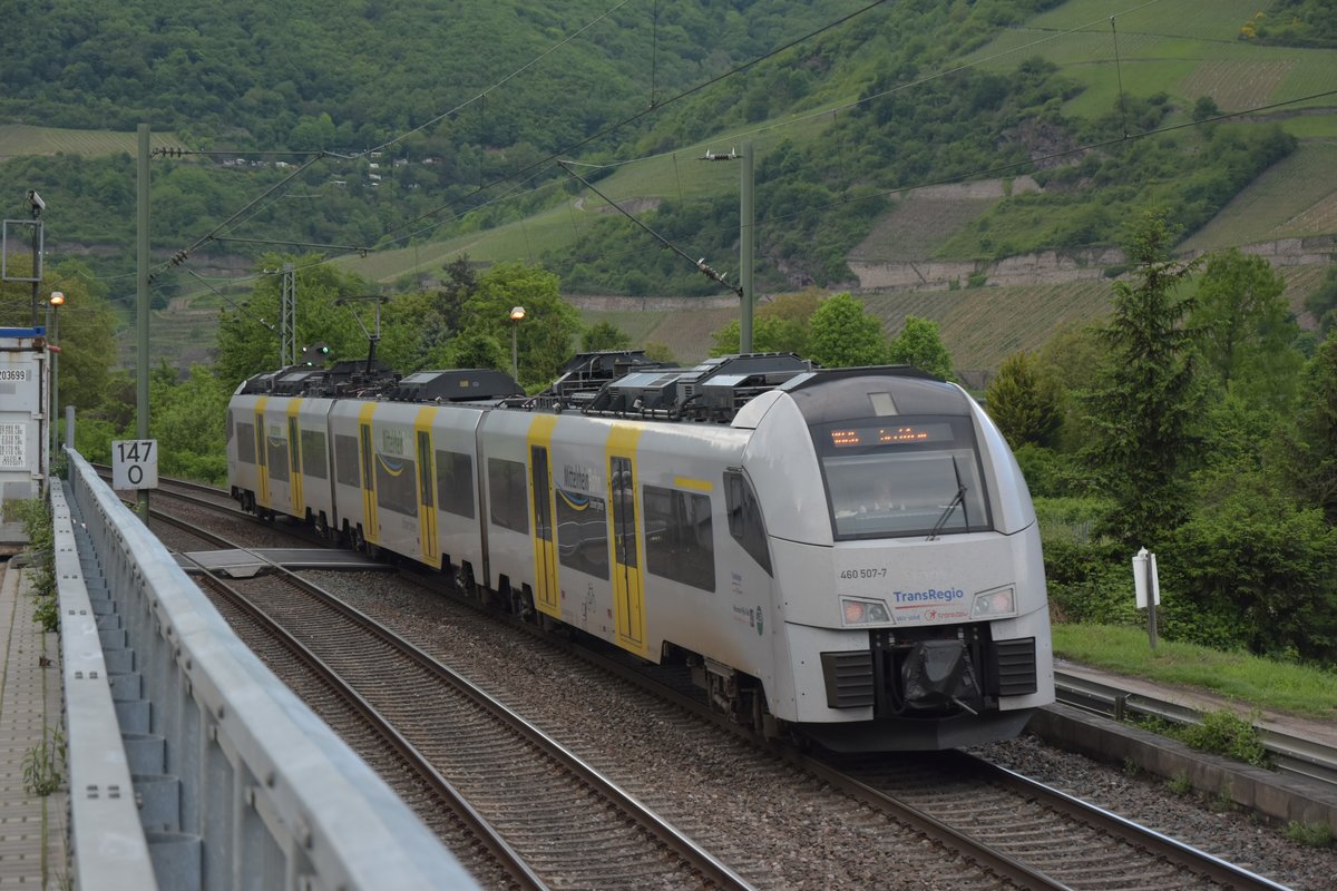 MRB 26 fährt hier über einen Bü in Trechtingshausen gen Koblenz. 14.5.2017