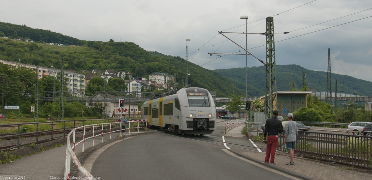 MRB 460 506 mit RE von Bingen nach Mainz, überquert die Bingerbrücker straße am 26 mai 2014