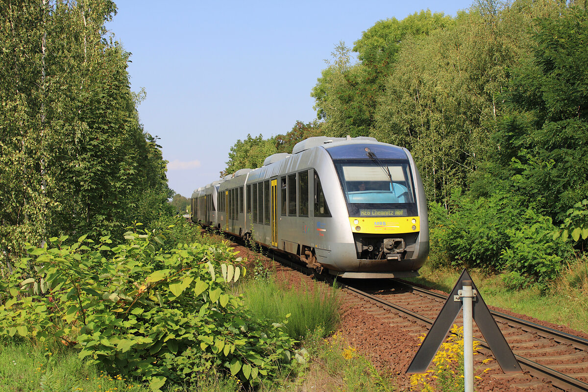 MRB 648 297 und 648 296 erreichen als RE6 (Leipzig Hbf - Chemnitz Hbf) den Bahnhof Burgstädt. Die beiden Dieseltriebwagen waren im Sommer 2023 ersatzweise zwischen CHemnitz und Leipzig unterwegs. (Sendemast wurde digital entfernt) (20.08.2023)