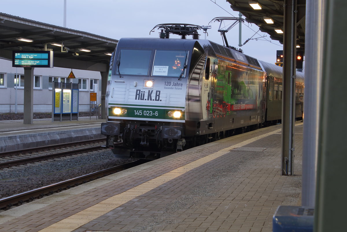 MRB-Ersatzverkehr mit der Press 145 023 in Plauen/ob. am 16.12.2016 als RE 3 nach Dresden. 