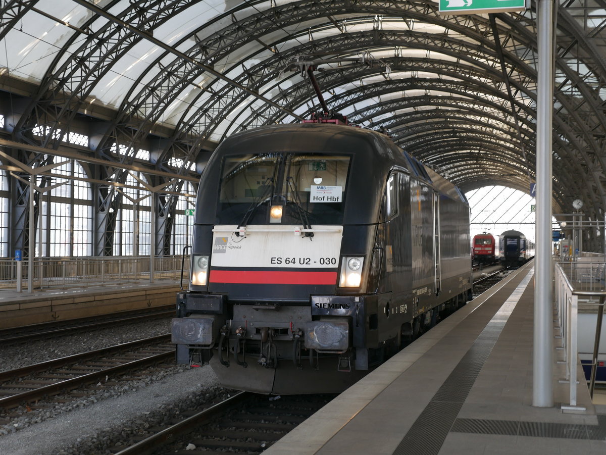 MRB-Ersatzverkehr: MRCE ES 64 U2 030 hat umgesetzt und wird den RE 26980 nach Hof bringen; Dresden Hbf., 26.01.2017
