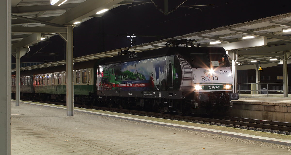 MRB-Ersatzzug mit 145 023 der Presswerbelok  Rasender Roland  am RE 26988 von Dresden nach Hof. Aufgenommen in Plauen am 13.12.2016