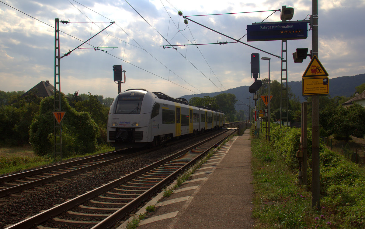 MRB26 von  Mainz-Hbf nach Köln-Messe-Deutz und kommt aus Richtung Koblenz und hilt in Namedy und fährt dann weiter in Richtung Bonn,Köln.
Aufgenommen vom Bahnsteig 2 in Namedy. 
Bei Sommerwetter am Vormittag vom 17.8.2018.