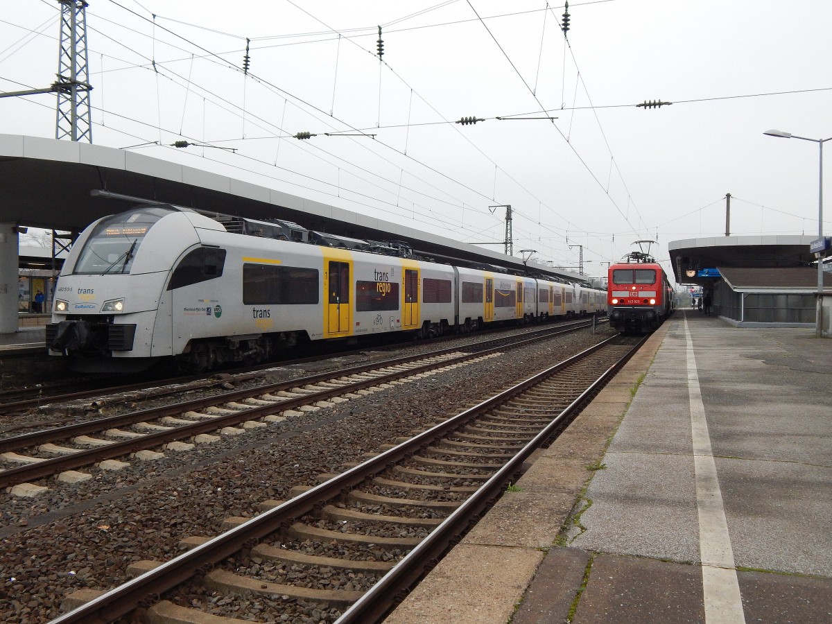 MRB26 steht links neben der RB27. Während die MRB26 in Deutz beginnt und gleich ihre Reise nach Koblenz antritt kommt die RB27 gerade von Koblenz und endet in Köln HBF.

Köln 30.11.2014