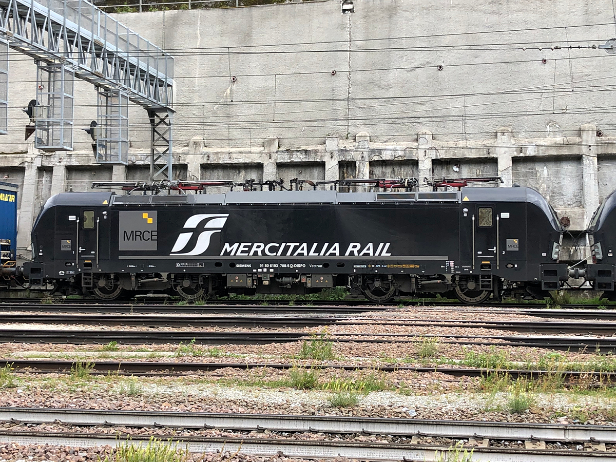 MRCE / Mercitalia Rail 193 708-5 vor einem abgestellten KLV Zug im Bahnhof Brenner/Brennero. Aufgenommen am 23.08.2021
