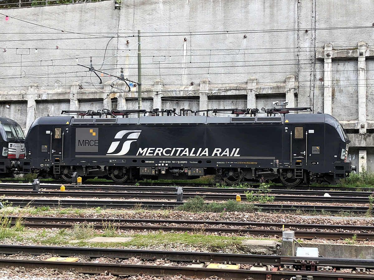 MRCE / Mercitalia Rail 193 707-7 als Vorspannlok des abgestellten KLV Zuges im Bahnhof Brenner/Brennero. Aufgenommen am 23.08.2021