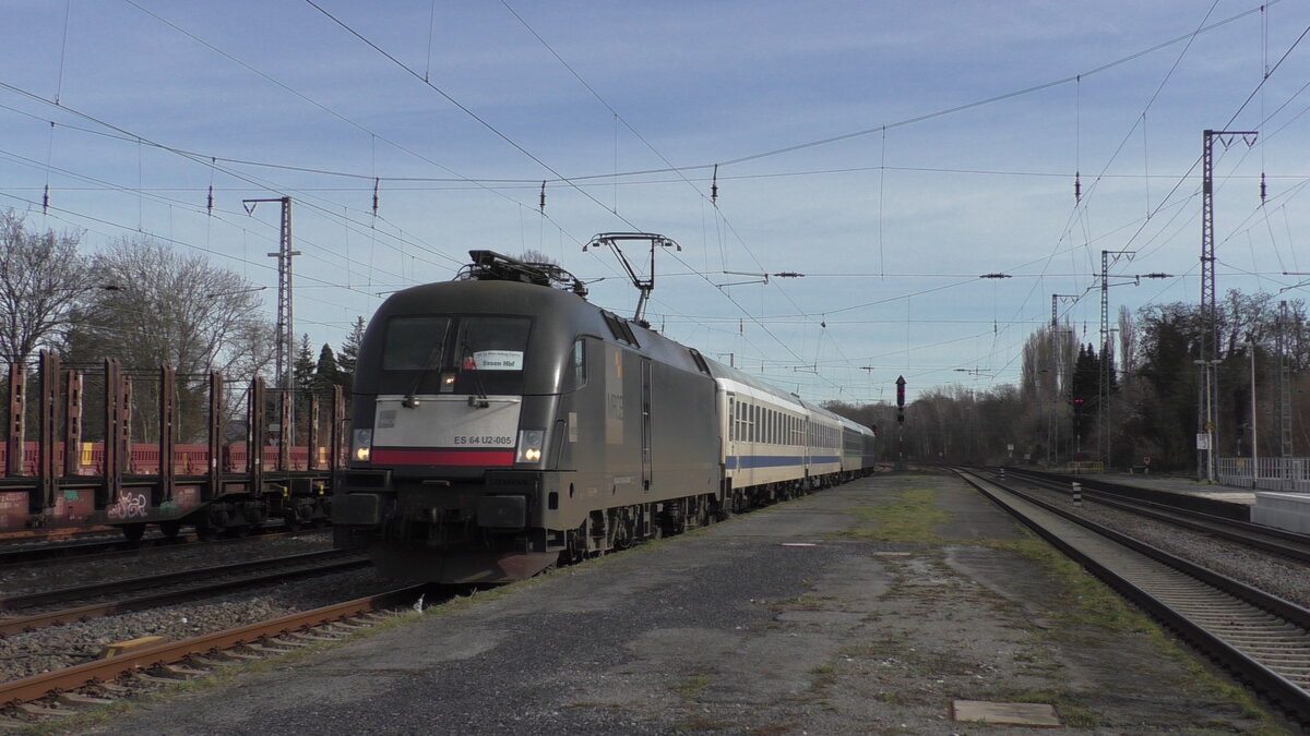 MRCE 182 505 (ES63 U2-005) mit TRI-Ersatzzug auf dem RE11 von Kassel-Wilhelmshöhe nach Essen Hbf bei der Einfahrt in Unna