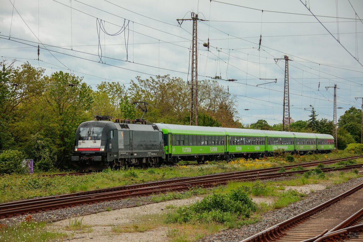 MRCE 182 509 mit Flixtrain nach Hamburg bei der Einfahrt in Duisburg Hbf, Mai 2021. Ende des Bahnsteigs mit Tele fotografiert.