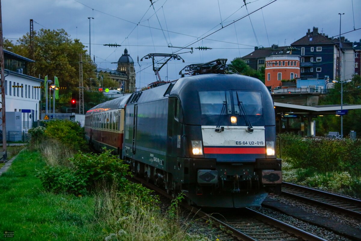 MRCE 182 519/ES 64 U2-019 mit AKE-Rheingold als Leerfahrt in Wuppertal Steinbeck, Oktober 2022.