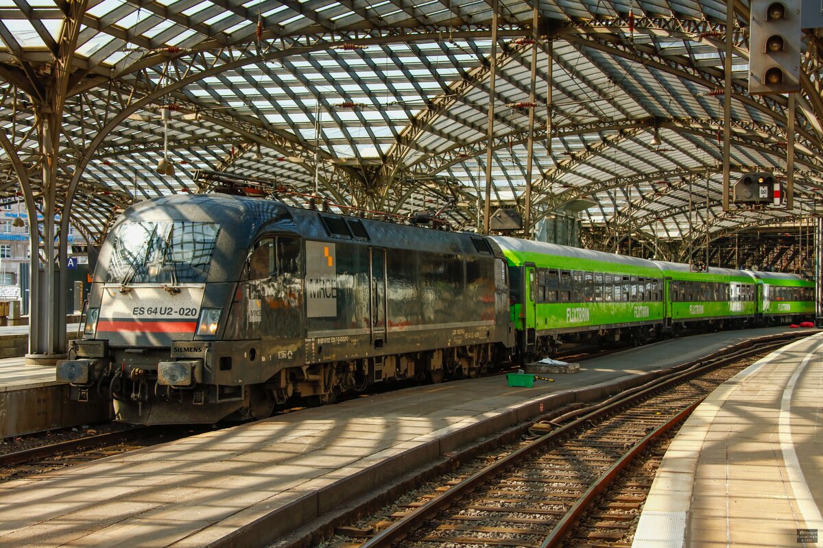 MRCE 182 520/ES 64 U2-020 mit Flixtrain nach Hamburg in K�ln Hbf, September 2021.