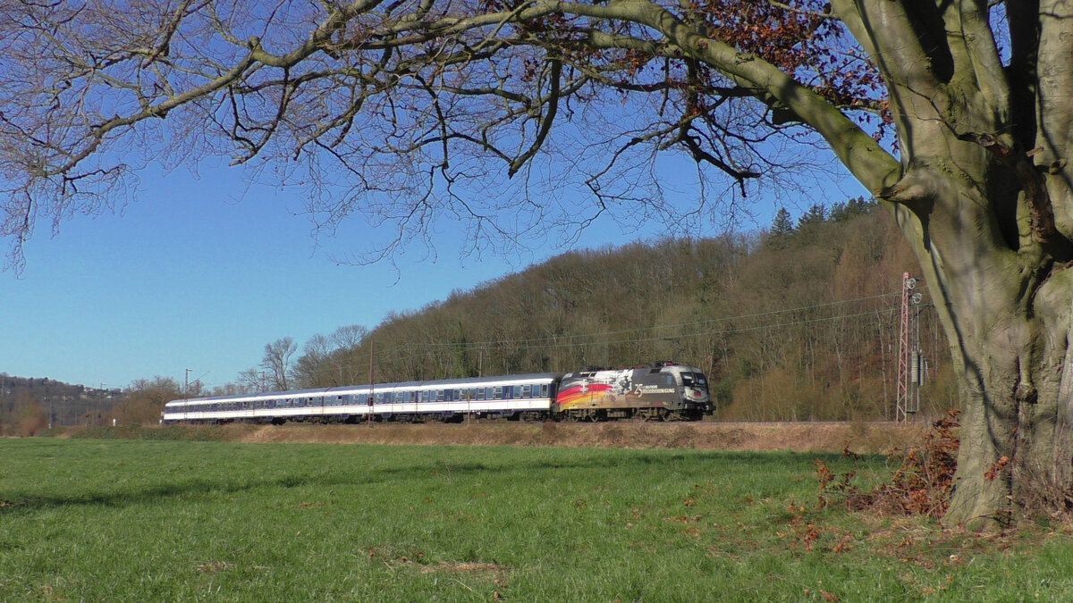 MRCE 182 560  25 Jahre Mauerfall  zieht ihren RB40-Ersatzzug von Essen Hbf nach Hagen Hbf, hier zwischen Witten und Wetter(Ruhr). (20.03.2022)