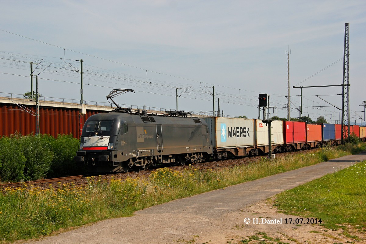 MRCE 182 565/ES 64 U2-065 mit einem Containerzug am 17.07.2014 in Köln Porz Wahn.