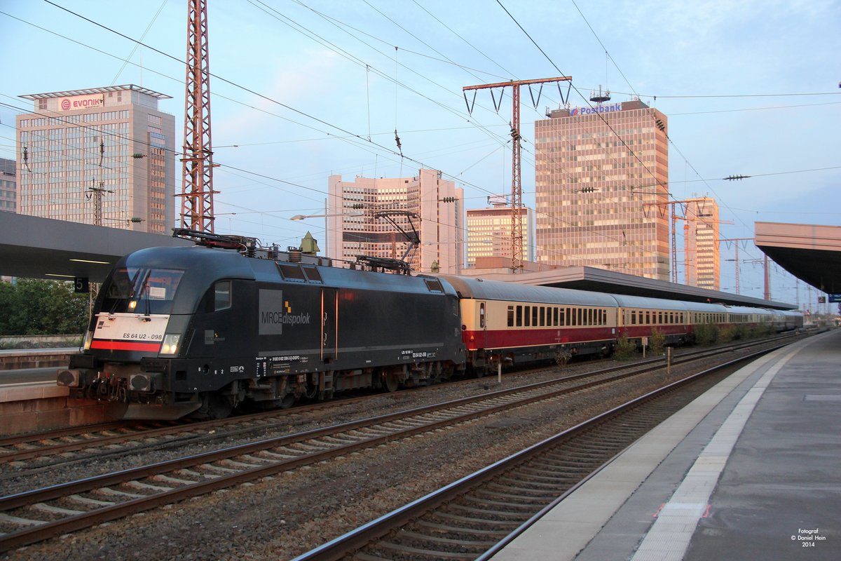 MRCE 182 598/ES 64 U2-098 mit AKE Rheingold in Essen Hbf, August 2014.