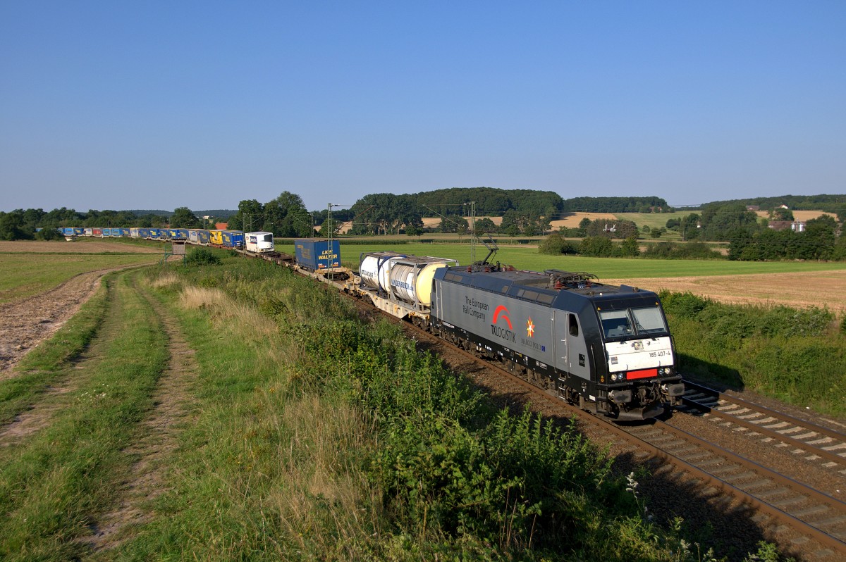 MRCE 185 407, vermietet an TX Logistik, befrdert einen KLV-Zug am 23.08.15 zwischen Vehrte und Belm in Richtung Osnabrck.