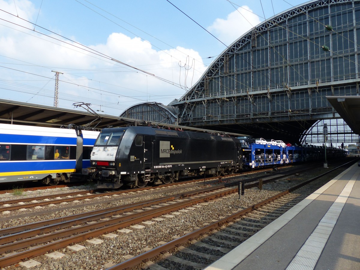 MRCE 185 544 zieht am 16.09.2014 einen Autozug durch den Bremer Hauptbahnhof.