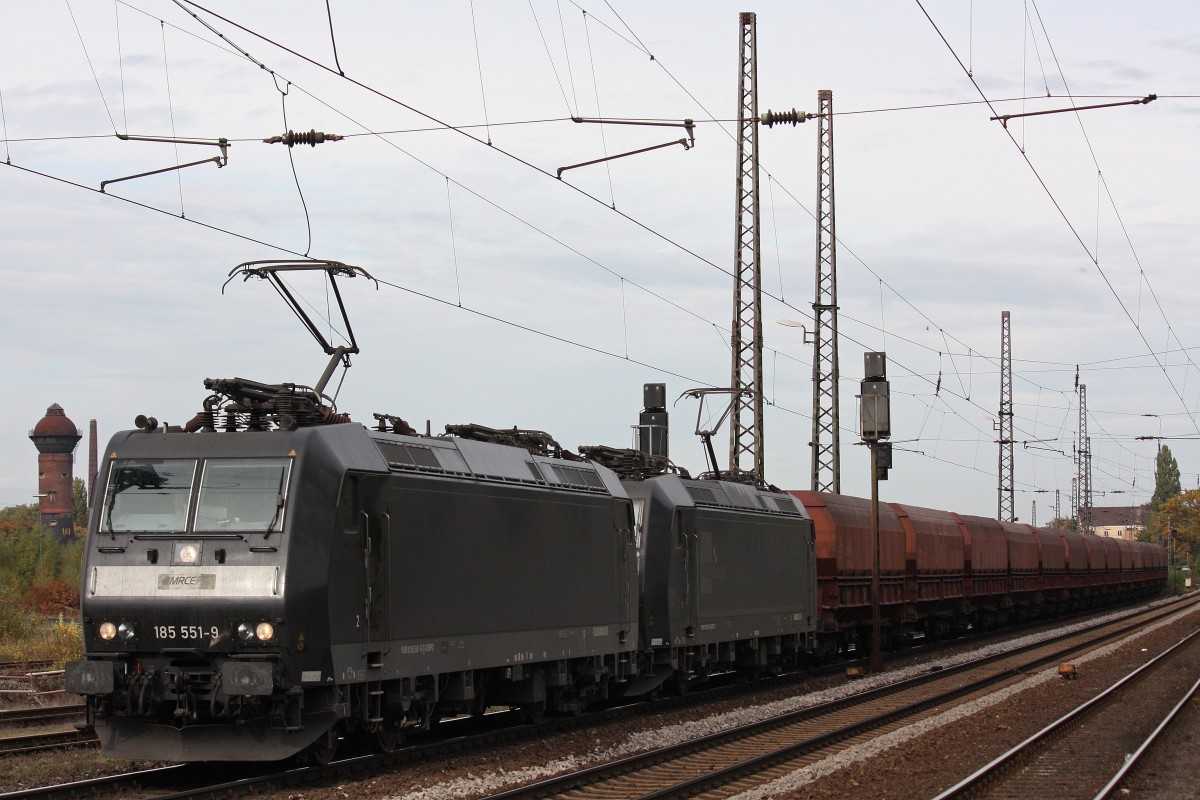 MRCE 185 551+185 554 am 20.10.13 mit einem Kohlezug in Duisburg-Bissingheim.