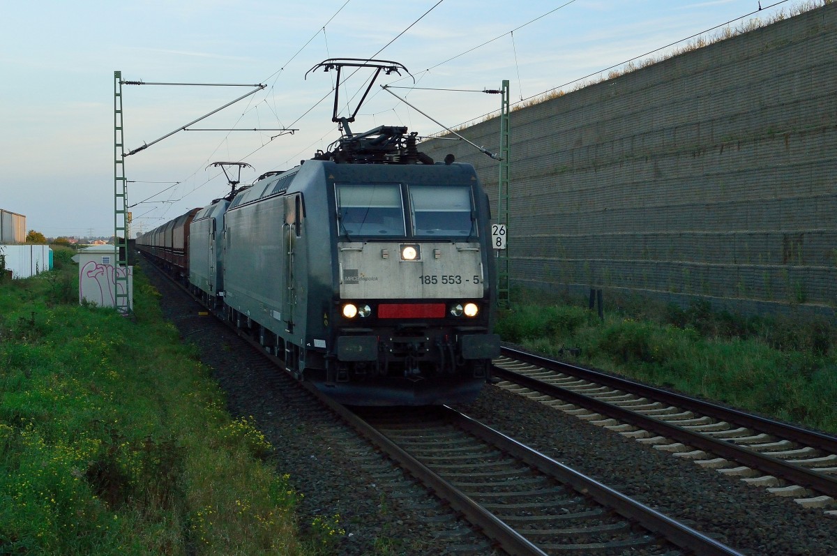 MRCE 185 553-5 mit einer Schwesterlok und einem Schüttgutwagenzug bei der Durchfahrt in Allerheiligen. Donnerstag 17.9.2014