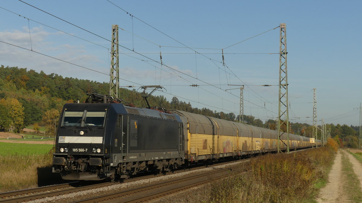 MRCE 185 566 zieht einen ARS Altmann nahe Kerzell gen Süden. Aufgenommen am 12.10.2018 10:34