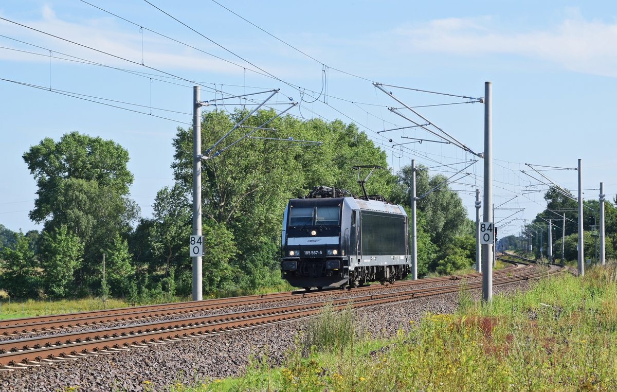 MRCE 185 567, vermietet an DB Cargo, fhrt allein am 18.07.17 bei Wahnebergen in Richtung Bremen.