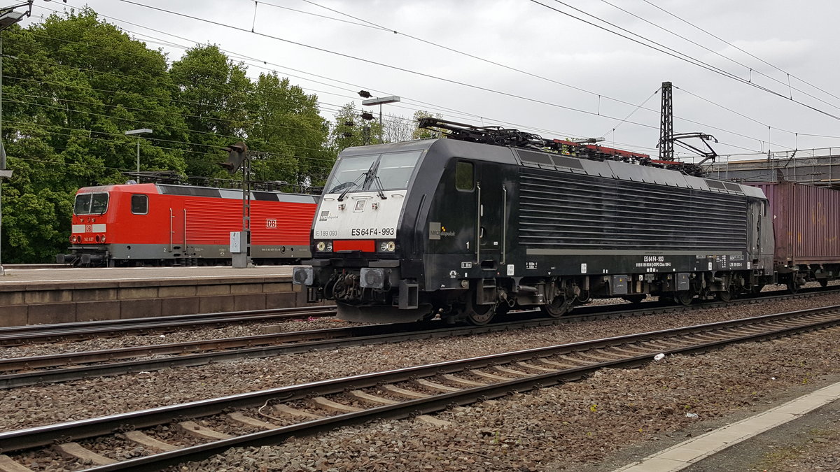 MRCE 189 093 und im Hintergrund 143 637 als RB75 in Mainz-Bischofsheim am 25.4.2017