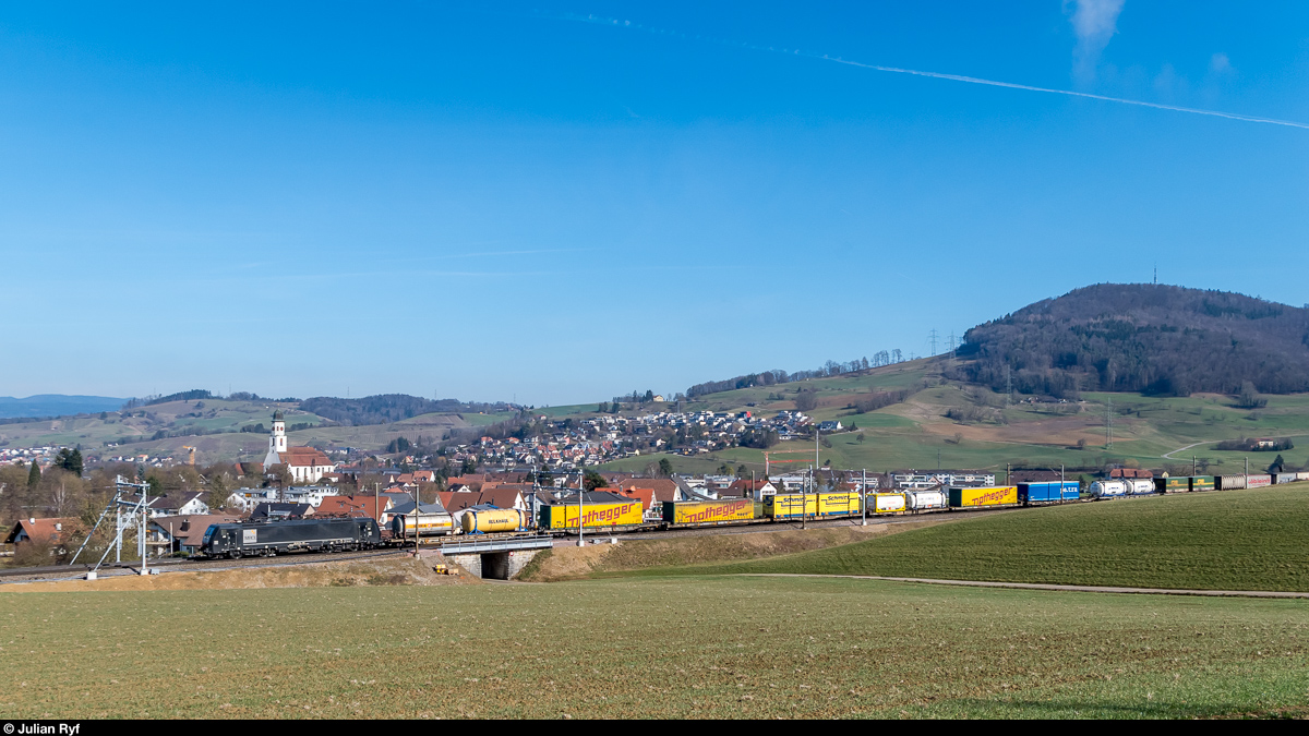 MRCE 189 106 im Dienste für SBB Cargo International mit einem UKV-Zug am 25. Februar 2017 bei Frick.