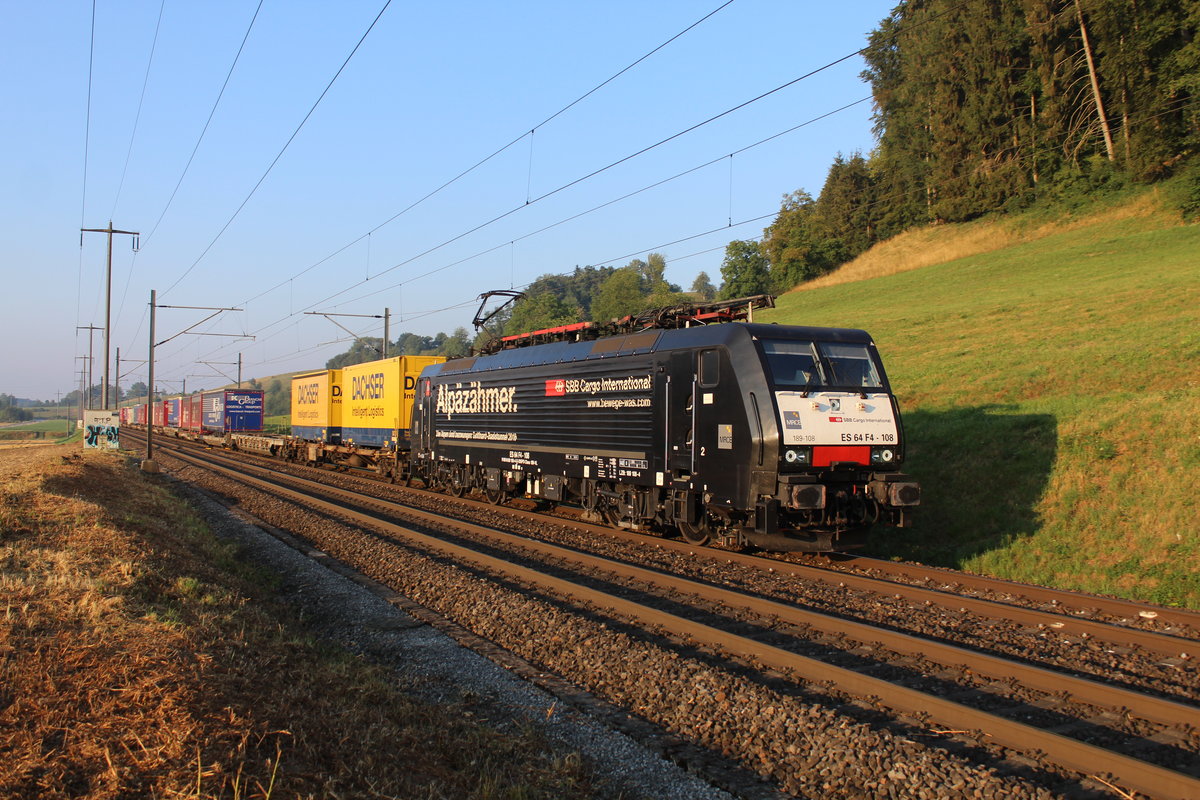 MRCE 189 108  Alpäzähmer  unterwegs im Morgengrauen mit einem UKV-Zug zwischen Eglisau und Glattfelden, kurz vor dem Bahnhof Eglisau. 
An dieser Stelle entgleiste vor wenigen Wochen, ein Güterzug. Der Schaden an den Bahnschwellen ist (noch) deutlich sichtbar. Dienstag, 24. Juli 2018