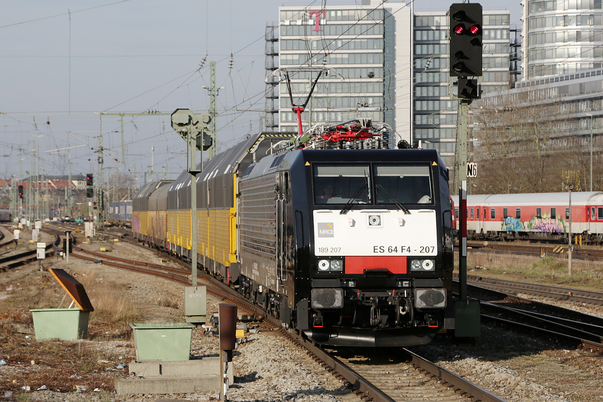 MRCE 189 207 erreicht mit ihrer Fuhre München Ost, 09.04.2015