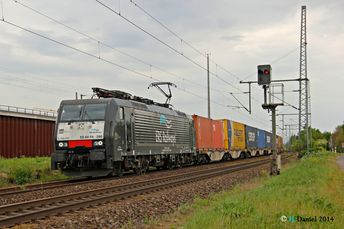 MRCE 189-286 ERS Railways mit einem Containerzug am 26.04.2014 in Köln Porz Wahn.