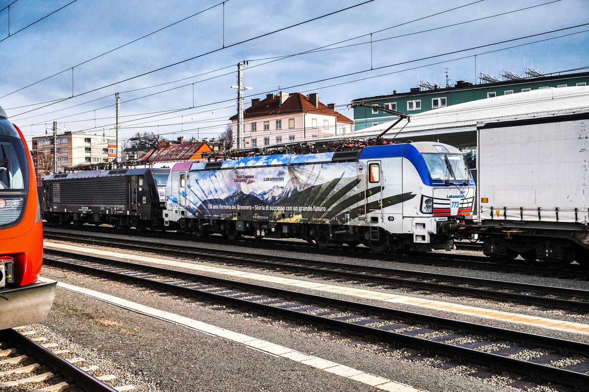 MRCE 189 924-4 und LM 193 773-9  150 Jahre Brennerbahn  durchfahren mit ihrem Güterzug in Richtung Süden, den Salzburger Hbf.
Aufgenommen am 27.12.2017.