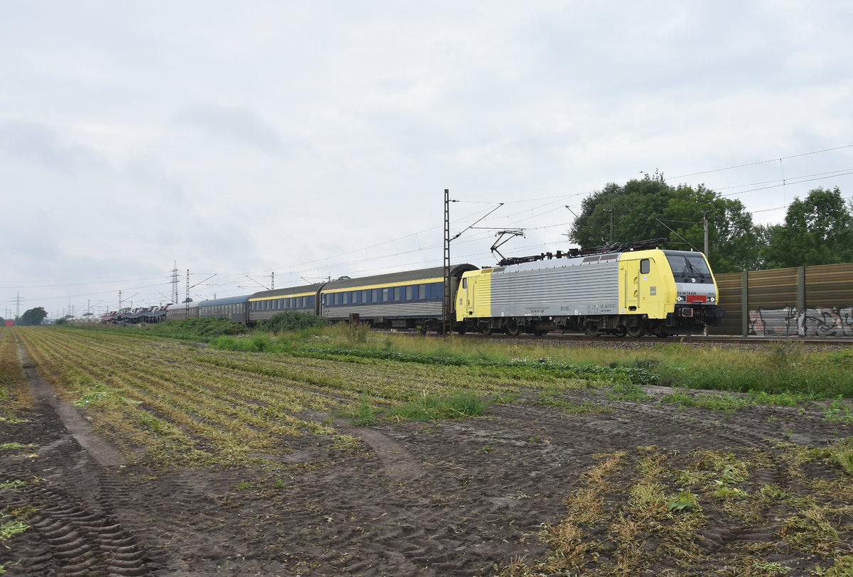 MRCE 189 926-9 mit nettem Anhang unterwegs in Richtung Hamburg. Höhe Bardowick, 13.08.2019.