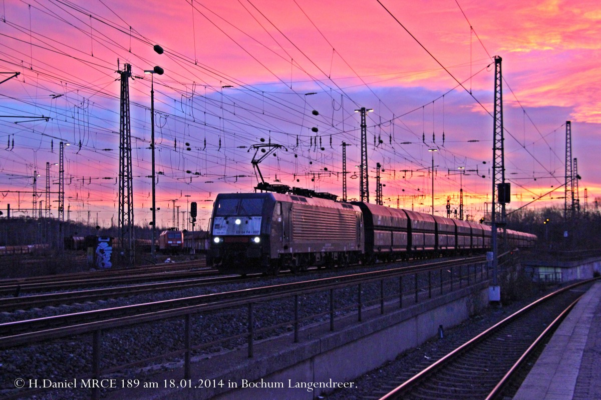 MRCE 189-997/ES 64 F4 097 am 18.01.2014 mit einem Sonnenuntergang im Hintergrund in Bochum Langendreer.