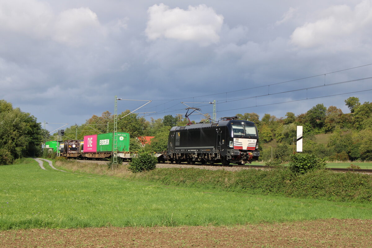 MRCE 193 607-9 zieht am 19.09.2022 einen BoxXpress-Containerzug durch Helmsheim in Richtung Bretten 