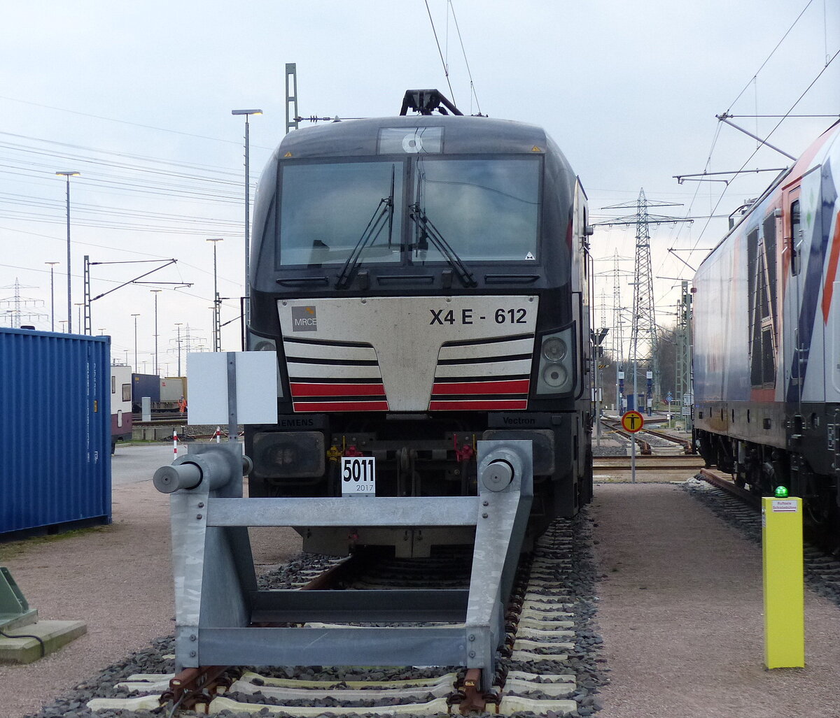 MRCE 193 612 am 15.02.2022 am 15.02.2022 in der Lokservicestelle der HPA in Hamburg-Waltershof. Durch den Zaun fotografiert. 