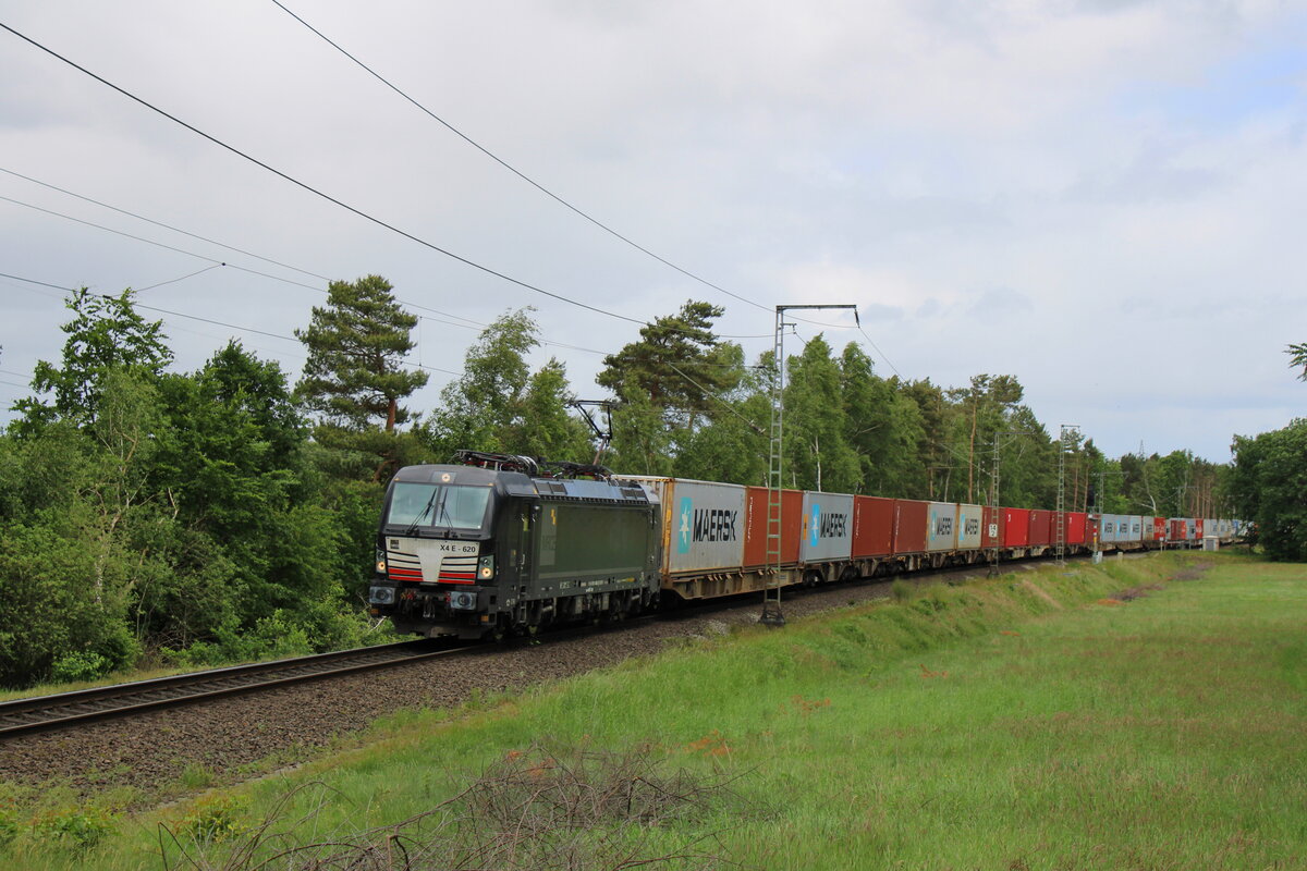 MRCE 193 620 fährt mit einem Containerzug über die eingleisige Strecke von Rotenburg(Wümme) in Richtung Verden(Aller), hier bei Westerwalsede. (27.05.2022)