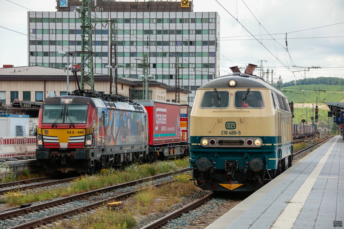 MRCE 193 640  Connected by Rail  mit KLV & rechts RP 218 488-5 in W�rzburg Hbf, August 2021.