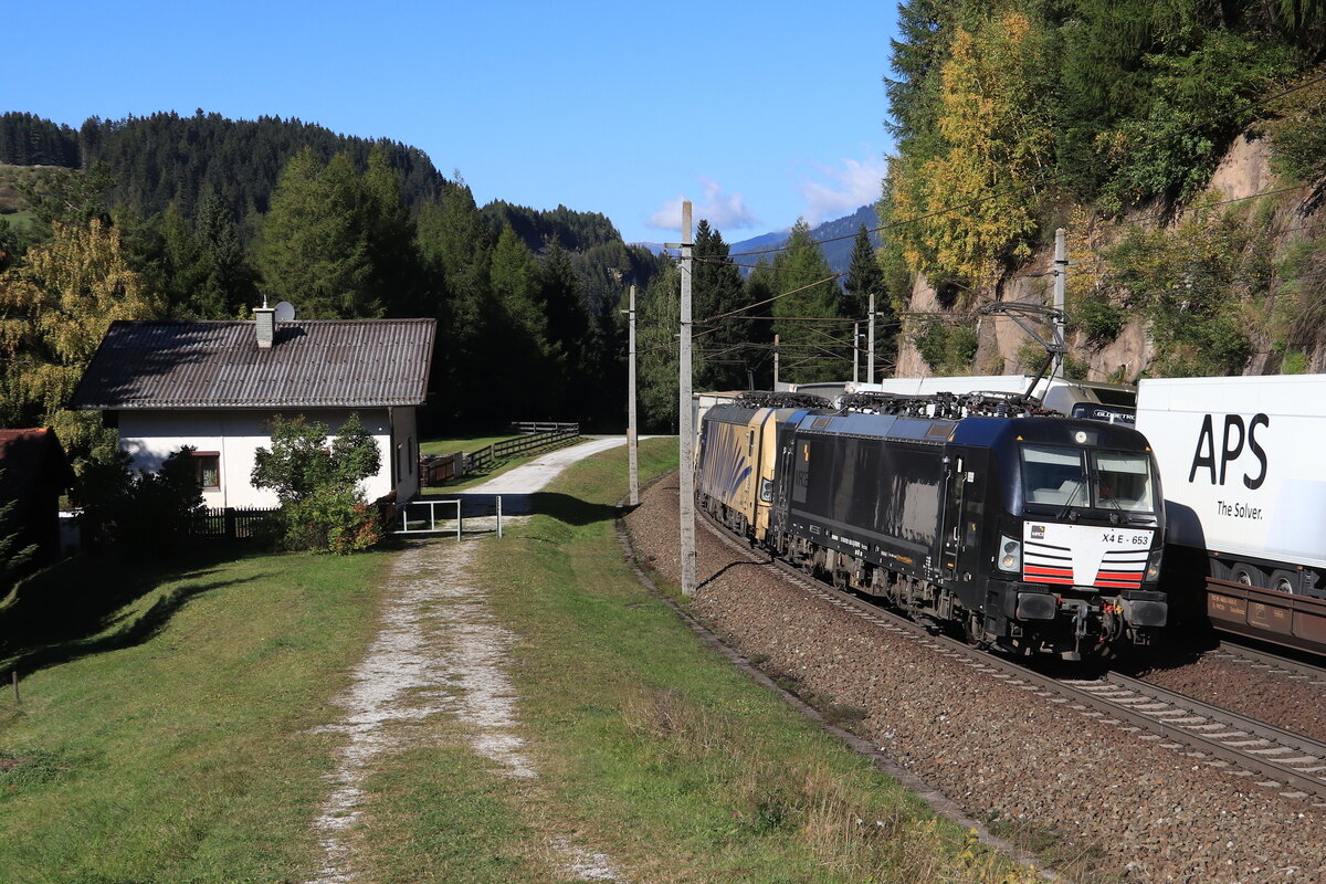MRCE 193 653 & Lokomotion 193 777 ziehen einen schweren KLV Zug Richtung Brennerpass. Hier bei Gries am Brenner am 09.10.2021