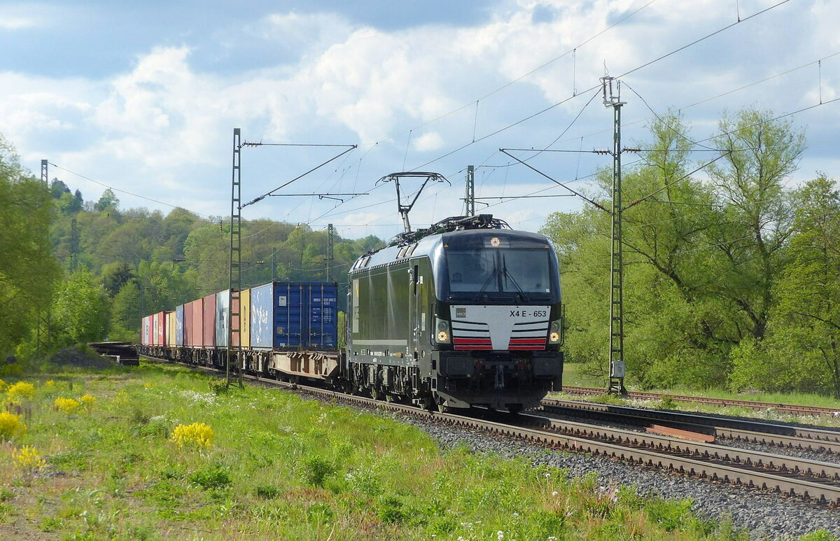MRCE 193 653 mit Containerwagen Richtung Fulda, am 19.05.2021 in Oberhaun.