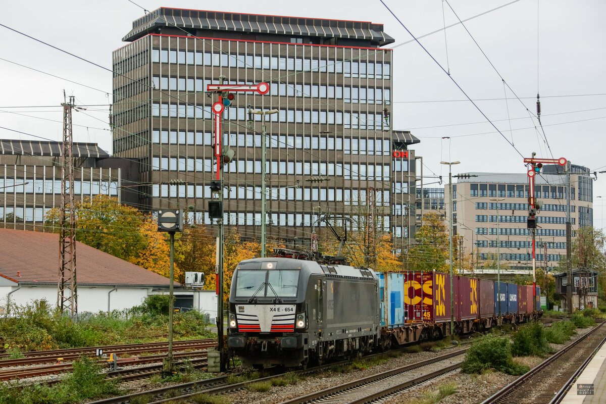 MRCE 193 654/X4 E-654 mit Containerzug in D�sseldorf Rath, November 2023.