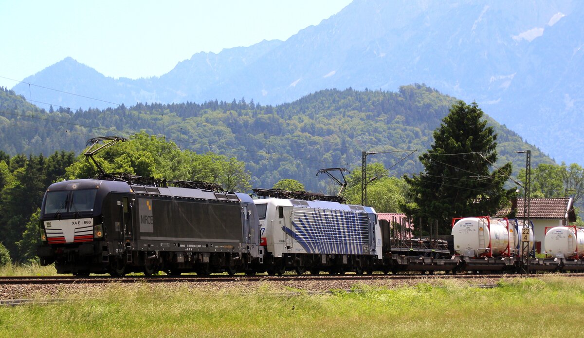 MRCE 193 660 und RTC 907 zerren zusammen einen gemischten Güterzug durch die Alpen in Richtung Rosenheim. 16.06.2021/KBS 950 bei Brannenburg.