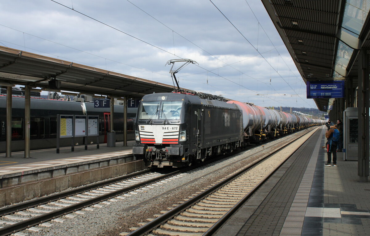 MRCE 193 672 mit Kesselwagen Richtung Bad Ksen, am 03.04.2023 in Naumburg (S) Hbf. 