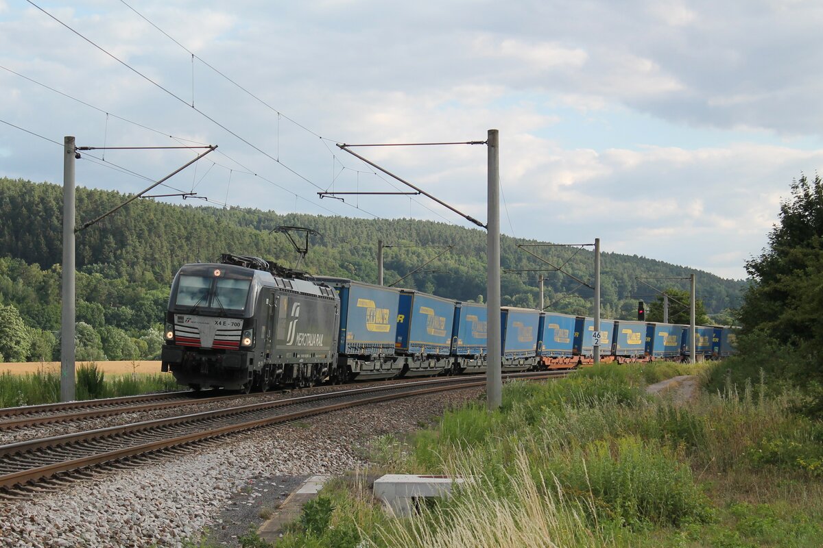 MRCE-193 700 (X4E-700), derzeit vermietet an Mercitalia Rail, am 15.7.2022 mit einem LKW-Walther-KLV bei Großeutersdorf